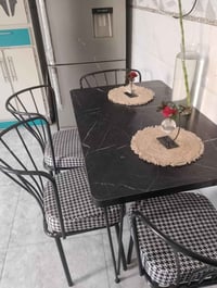 ميز طعام جديد للبيع حله بكرلي سعره ٩٠ بي مجال الأستفسار ع الرقم 077667...