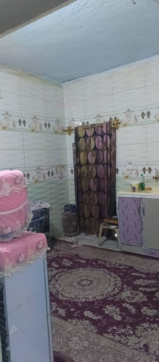 السلام عليكم اخوان بسبب الوعود الكاذبه اعيد النشر ورجائا المايشري لايجي يشوف البيت ويكول خلي الي وبعد مايرجع 
مساحة البيت 200متر ثلاث غرف وصاله ومطبخ وديوانيه ومغاسل داخلية وخارجية ستاره عاليه وترك داير البيت ساحه.. شارع طاقة الكهرباء القديمه فضليه السعر 38 وبيه مجال للشراي تفاصيل اكثر واتساب.***********
