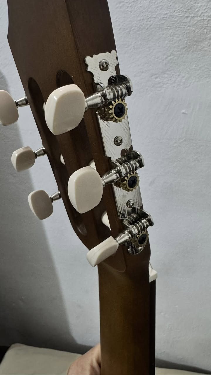 للبيع  كيتار C40 ياماهة جديد مامستخدم نضيف كلش بل اضافة ويا جنطة +( اكو توصيل لجميع الحافضات ) 
للاستفسار اتصل : ***********
