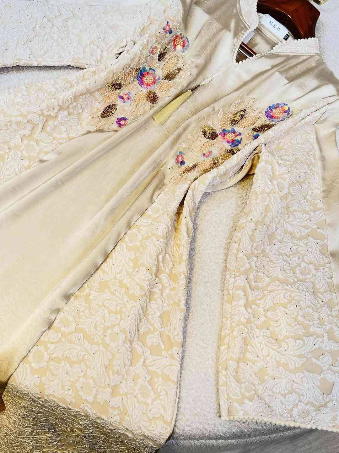 الـسعـر20الـف🤍✨
القياسات(L,xl,2x,3x)

للحجز و الاستفسار التواصل على الأرقام واتس اب 
***********
***********
***********
***********

توصيل بغداد  5000
توصيل محافظات  5000
