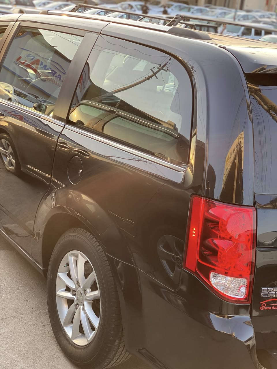 دوج كرفان موديل 2019
✅مواصفات SXT
✅بيبان كهرباء 
✅جنطة كهرباء 
✅داخل اسود +اصفر 
✅كشنات جلد 
✅تشغيل عن بعد 
✅شاشة 
✅كاميرة 
✅نضام ECO
بس الدعامية المامي صبخ بدون دواخل بدون ايرباك بدون حادث  
السيارة  مثل الصورة  بدون نقص و جاهز و نضيف 
سنوية جديد لوحة جديد هزة جديدة 
حدادية تخم تاير جديدة 
گير محرك شرط ما مفتوح 
للاستفسار السعر 
مكان السيارة سليمانية 
***********
