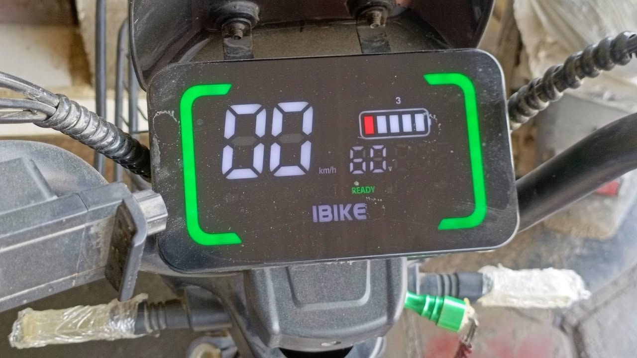 سلام عليكم 
عندي هاي الدراجة الشحن ، بطاريات جديدة موديل 2024
السعر 450 ألف. وبيهة مجال ، الرقم ***********
