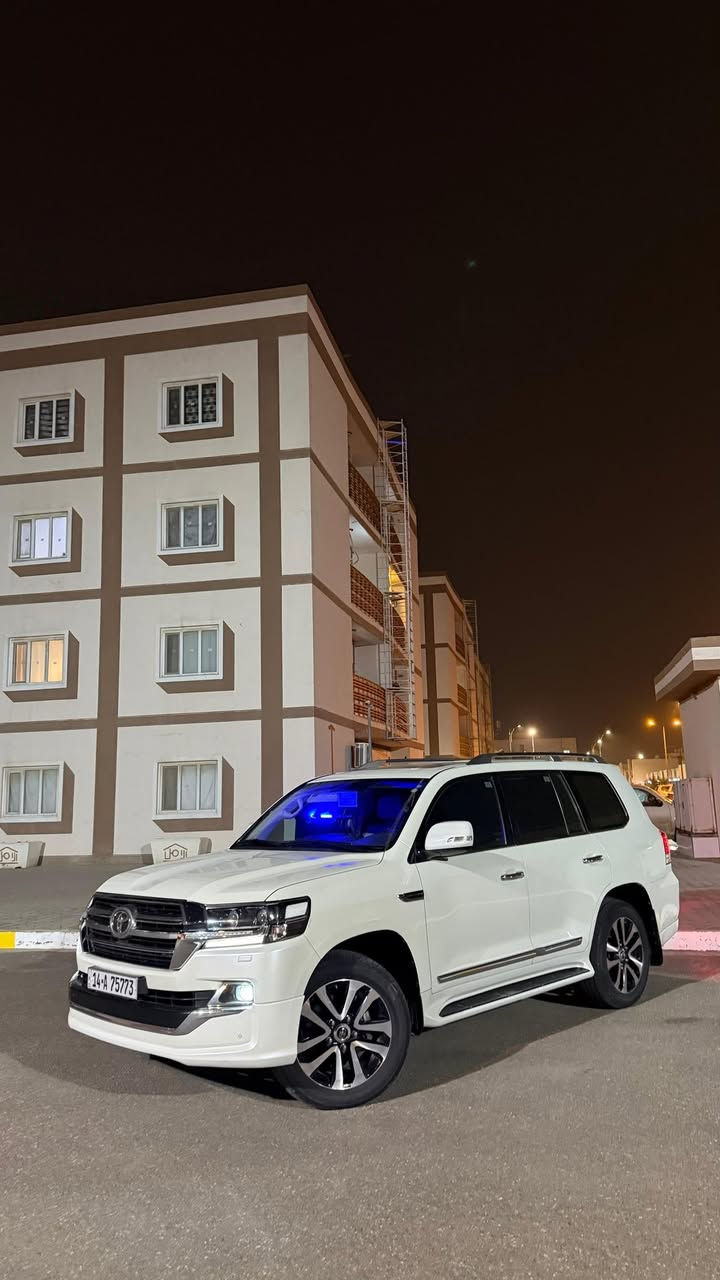 السلام عليكم 
لاندكروز 2019 ساز اصل كفاله عامه جديده للأخير كلش 
8 سلندر مكينه ما مفتوحه جاهزه من تخم تاير حداديه تبريد مكنيه كير مواصفات الساز معروفه ماكو داعي اذكرهن ماشيه 121 الف حقيقي رقمه بصره تحويل ثاني يوم ابيع واراوس حسب القناعه رقمي للأستفسار ***********
