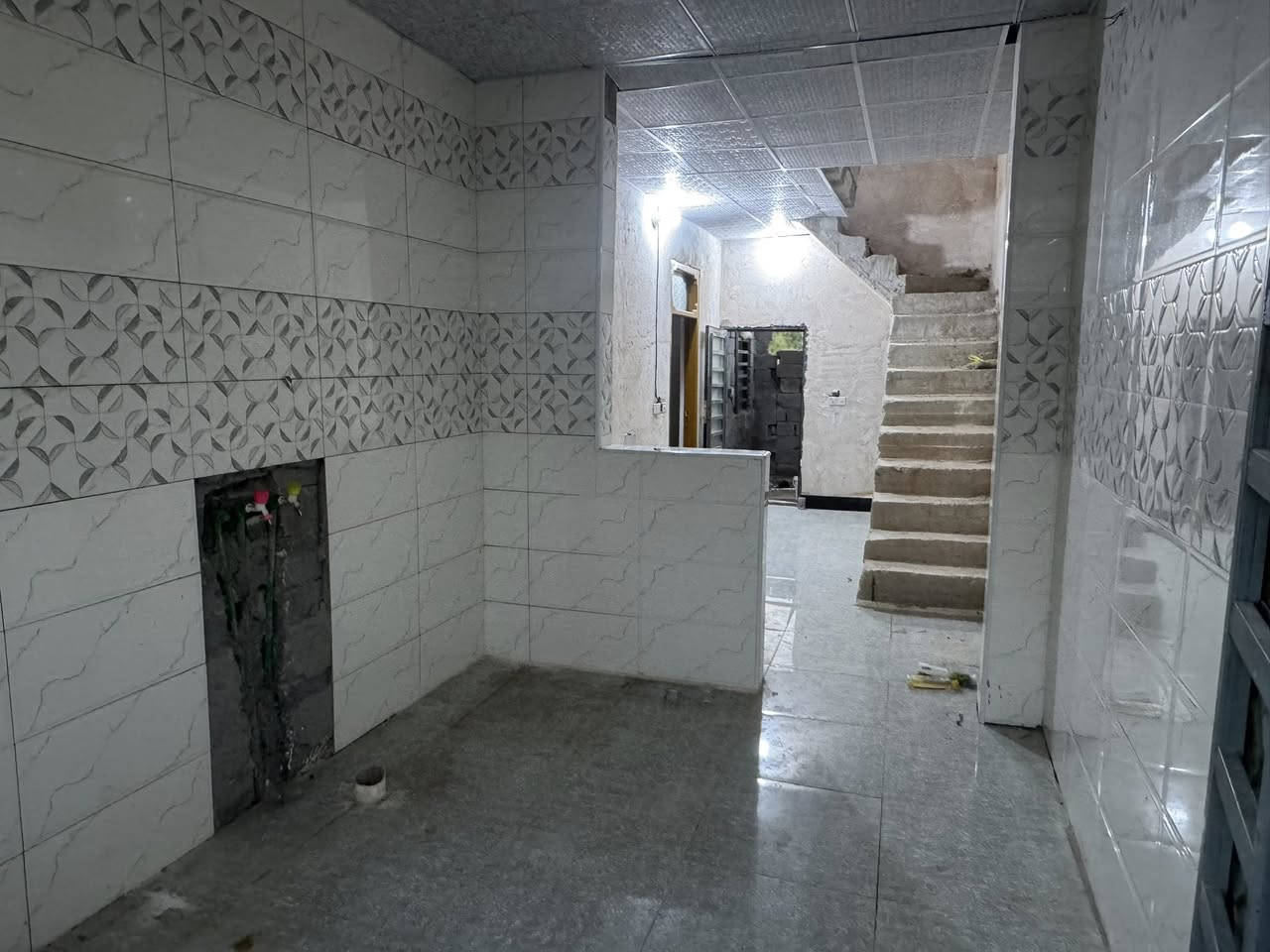 السلام عليكم بيت للبيع 150 متر يتكون من غرفه وصاله ومطبخ واستقبال بناء بلوك سقف صب كونكريت بناء جديد العنوان النجف طريق كربلاء عمود 150 جهت ياعلي يبعد عن الشارع 100 متر يصلح سكن أو موكب السعر 35 مليون وبيه مجال ***********
