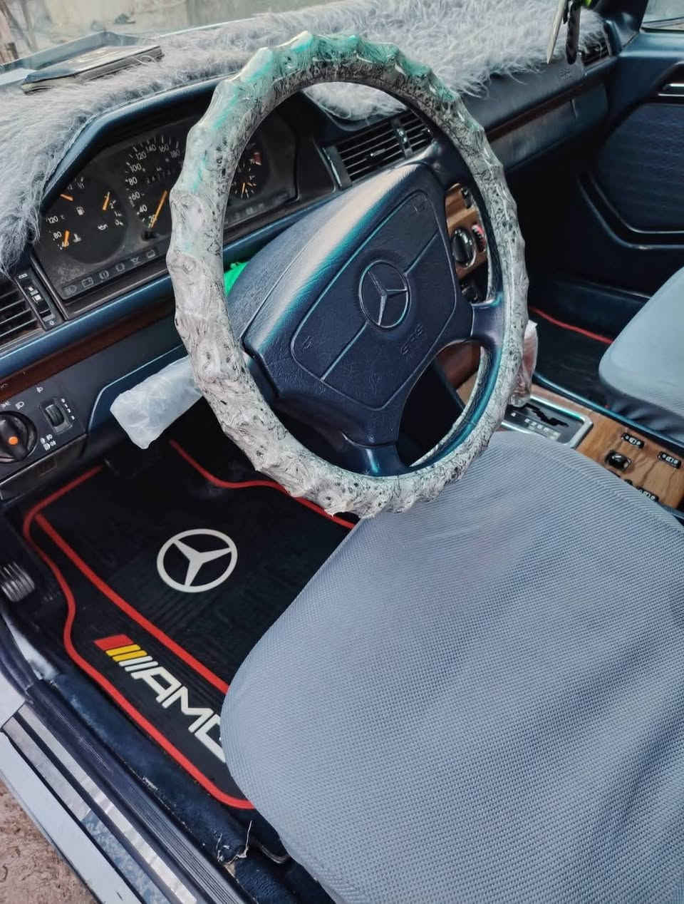 السلام عليكم مارسيدس دب  للبيع موديل 92 سياره بلاديه محرك خراطيم خير من الله سياره بااسمي  رقم #بغداد دولي حجمE 230سياره شغل واطلع وين ميعجبك تدفئه تبريد ثلج جام 4 كهربائيات قطره اخياس مابيها سياره متعوب  عليها خير من الله مال جناي دواخل خير من الله السياره احله من الصوره تحكم جام سنتر لوك كله شغال  تجي اتكلب واتشوف مكاني ديالى بلدروز #السعر 80 وبيها مجال  الاستفسار الاتصال ع رقم ***********
***********
