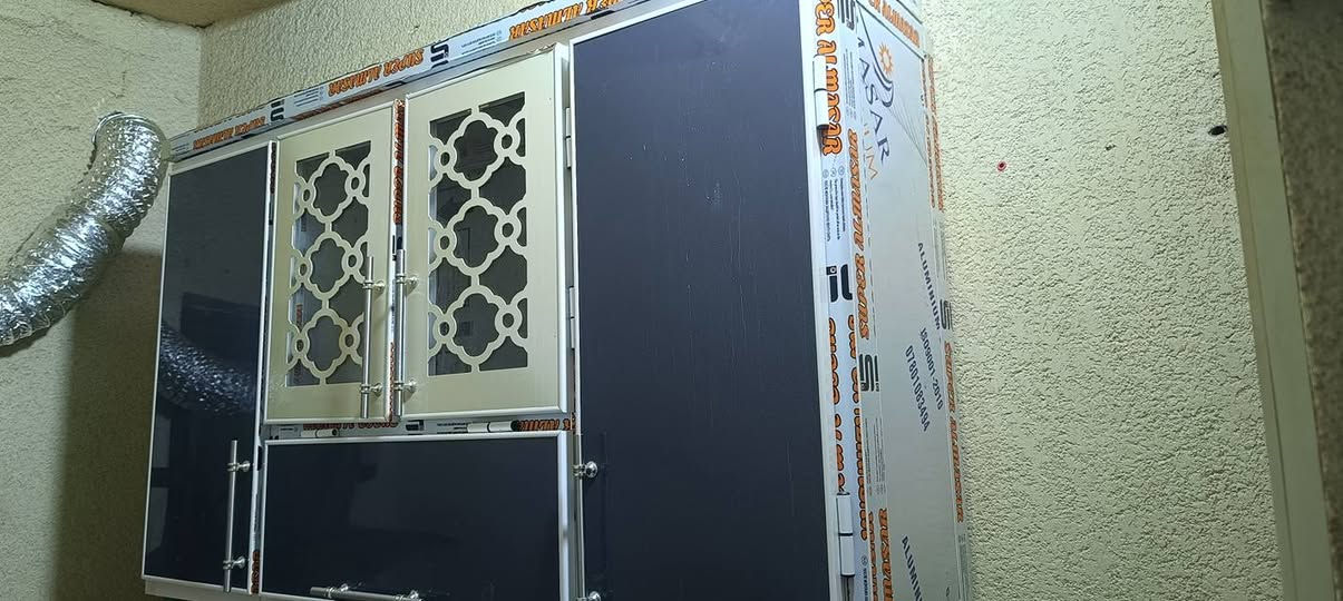 السلام عليكم كاونتر قطعتين ارضي وقطعه تعليك سنك مر كاونتر انضف من الصور كلش نضيف قياسه ثنين ونص متر السعر 350 وبي مجال عنواني البصرة القديمة وبخدمة الشراي اتصال+واتساب ***********
