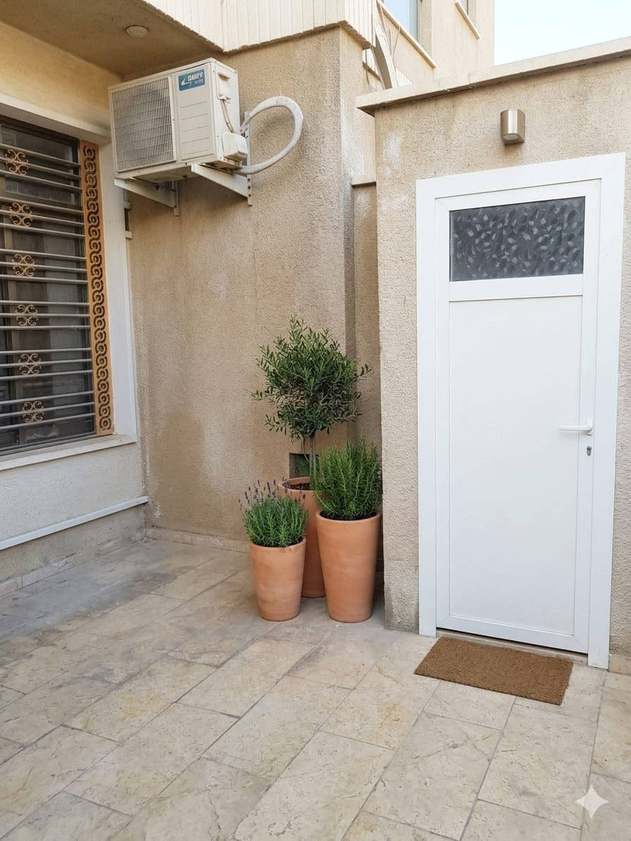 🏡✨ فرصة مميزة لامتلاك دار سكنية في موقع حيوي ✨🏡

📍 الشعب – حي التجار
مقابل جامعة الإمام الكاظم (ع)

🔹 الواجهة: 4.5 متر
🔹 النزال: 20 متر
🔹 بناء حديث ومشطب
🔹 يحتوي على 3 غرف نوم
🔹 موقع مميز وقريب من الخدمات الرئيسية

📞 للاستفسار والمعاينة:

👤 المحامي برع المحمداوي
***********

👤 مهدي المحمداوي
***********

🏢 مكتب السند للعقار
