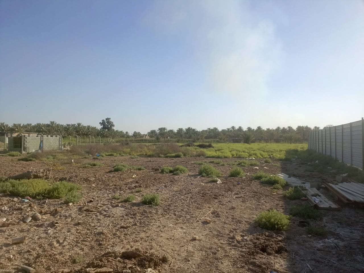 سلام عليكم نصف دونم موقعة خلف السكلات قرب البحميد ومسحوبلة ماء وكهرباء والشارع مالتة سبيس ومعدول بكانة حلو ومرتب يبعد عن الشارع 200متر هاذة رقمي  ‏‪***********‬‏
