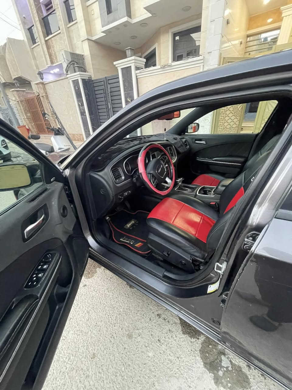 السلام عليكم جارجر 2017 للبيع 
حادثها بارد ب الجنطة وجاملغ ايمن 
المواصفات 
محرك 3.6
شاشة كبيرة 
كشنات كهرباء
ويل حجم ٢٠
حساس خلفي 
تشغيل عن بعد
قطعتين تبريد 
جاهزة من كير ومحرك وتخم تاير جديد رقم بغداد 

الاتصال ع الرقم ***********
