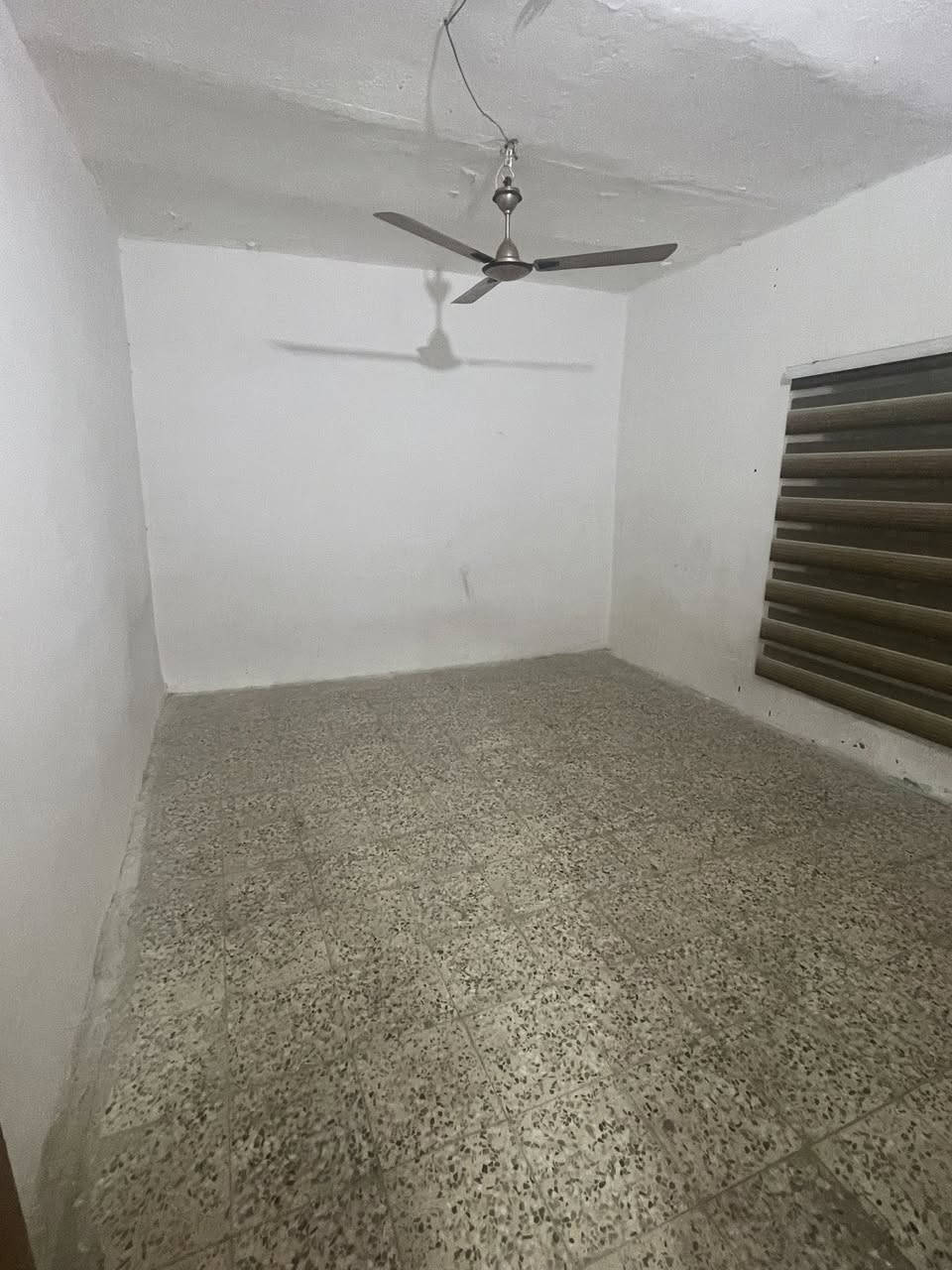 شقه  للإيجار بدور الضباط  مطلوب
عائله صغيره اكثر شيء  ٥ نفرات غرفه وصاله 
واستقبال ومطبخ وصحيات وطارمه
 الايجار 450 الف شامل الكهرباء والماء 
للاستفسار : ( *********** )
