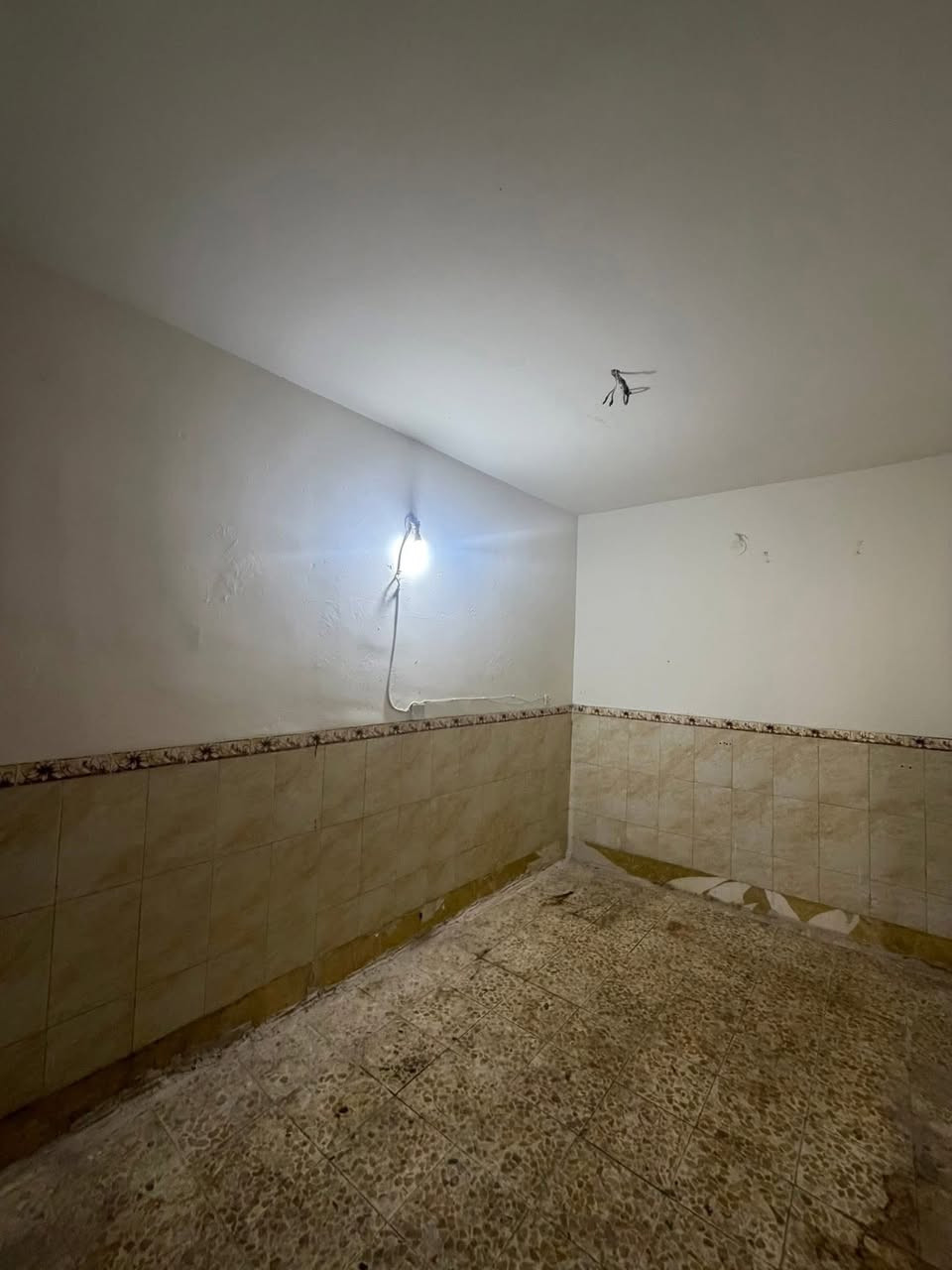 مشتمل للاجار الشعب قرب مدرسه التربيه استقبال
وخدمات ومطبخ وغرفه جوه وغرفتين فوك نضيف 

السعر ٤٠٠ معروض بمكتب الكناني ***********
