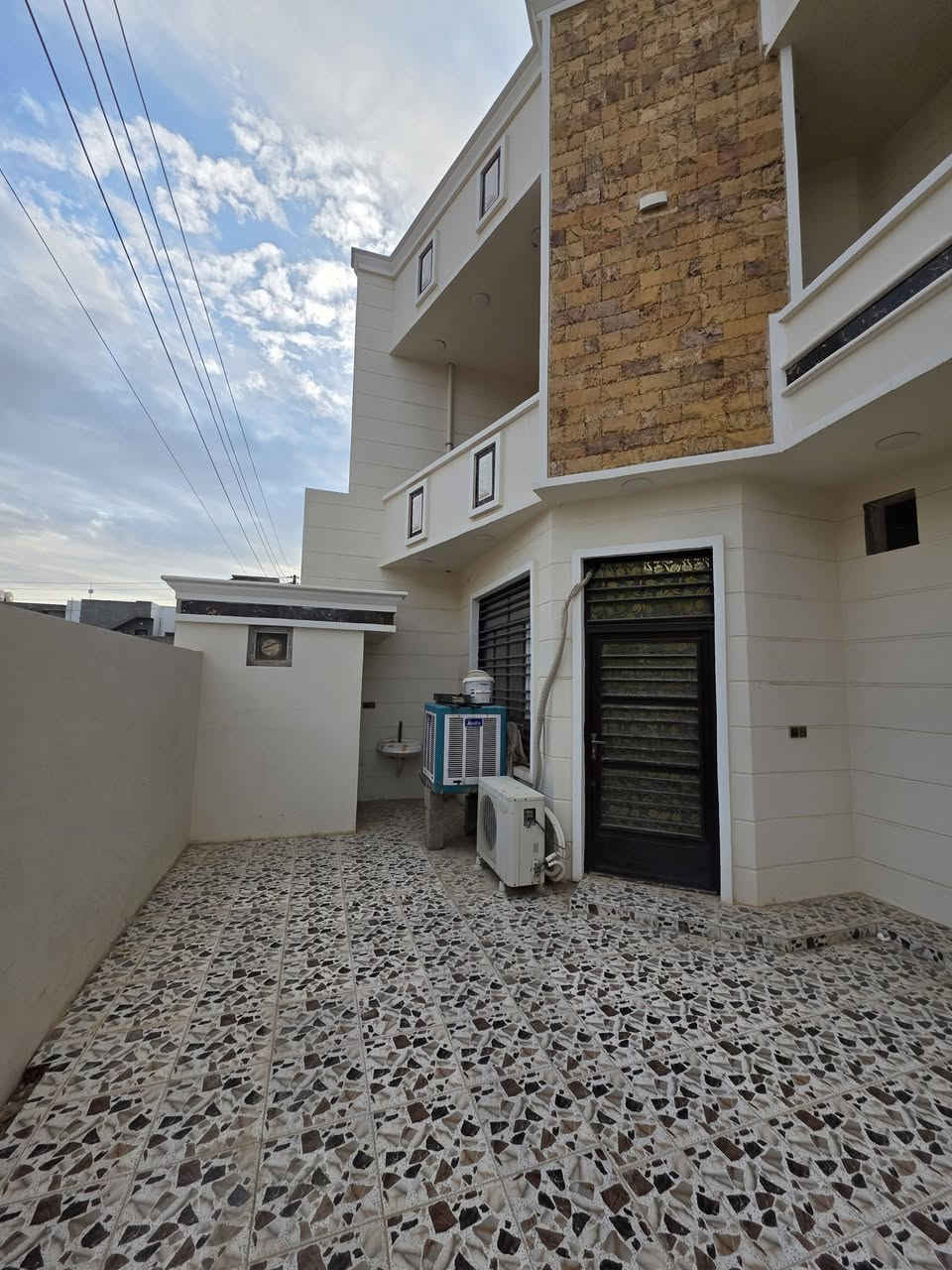 #دار للبيع طابقين جديد ( زيرو)
يتكون من ٤ غرف نوم +مخزن +مطبخ حار بارد
+خطار +صاله + ٣ مجاميع صحية
سقوف ثانوية كتائب حماية للشبابيك ابواب تركي
#مساحة ٢٠٠ متر 
ديوم التوحيد بضهر شارع ٦٠ اتجاه بغداد
-----------------------------------------
#للاستفسار الاتصال 
 ***********
