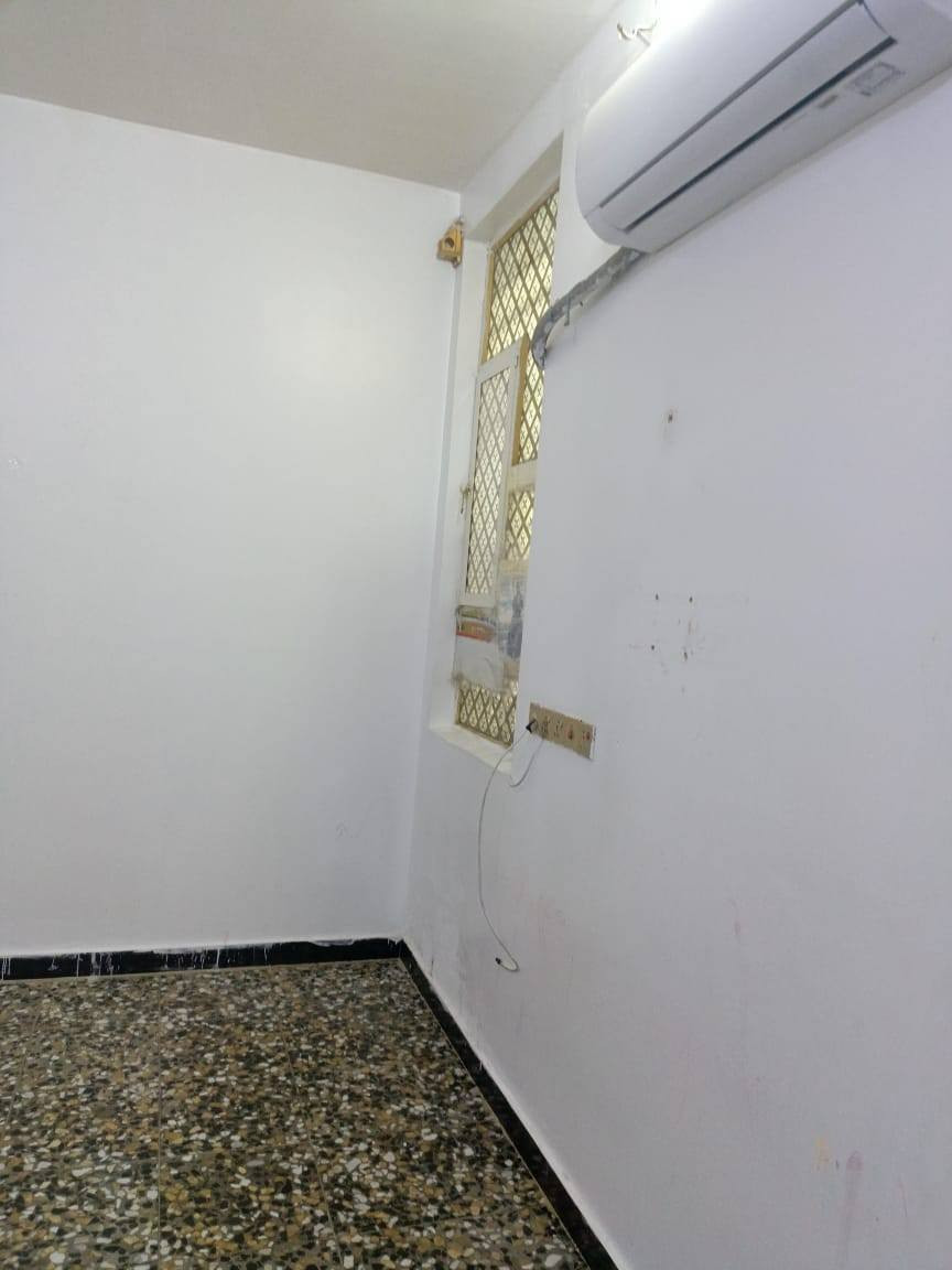 السلام عليكم ورحمة الله وبركاته 🏛️🏛️🏛️
عقار للبيع مساحتة ١٠٠م مربع في الحولي خلف ملعب النجف الدولي جنس العقار بلديه معاملته واصله لتقدير بسم موضف ٢٠ سنه يباع تطلوعه البيت بنائه كونكريت مسلح وطابوك جمهوري وديكورات ثانويه وحدادية درجة أولى كهرباء دفن ومجاري مربوطه لشارع يتكون من غرفه نوم وصالة واستقبال ومطبخ وصحيات مع تخاريج للاستفسار أكثر الاتصال على الرقم *********** جاسم الكرعاوي بي واتساب 🏛️🏛️🏛️
