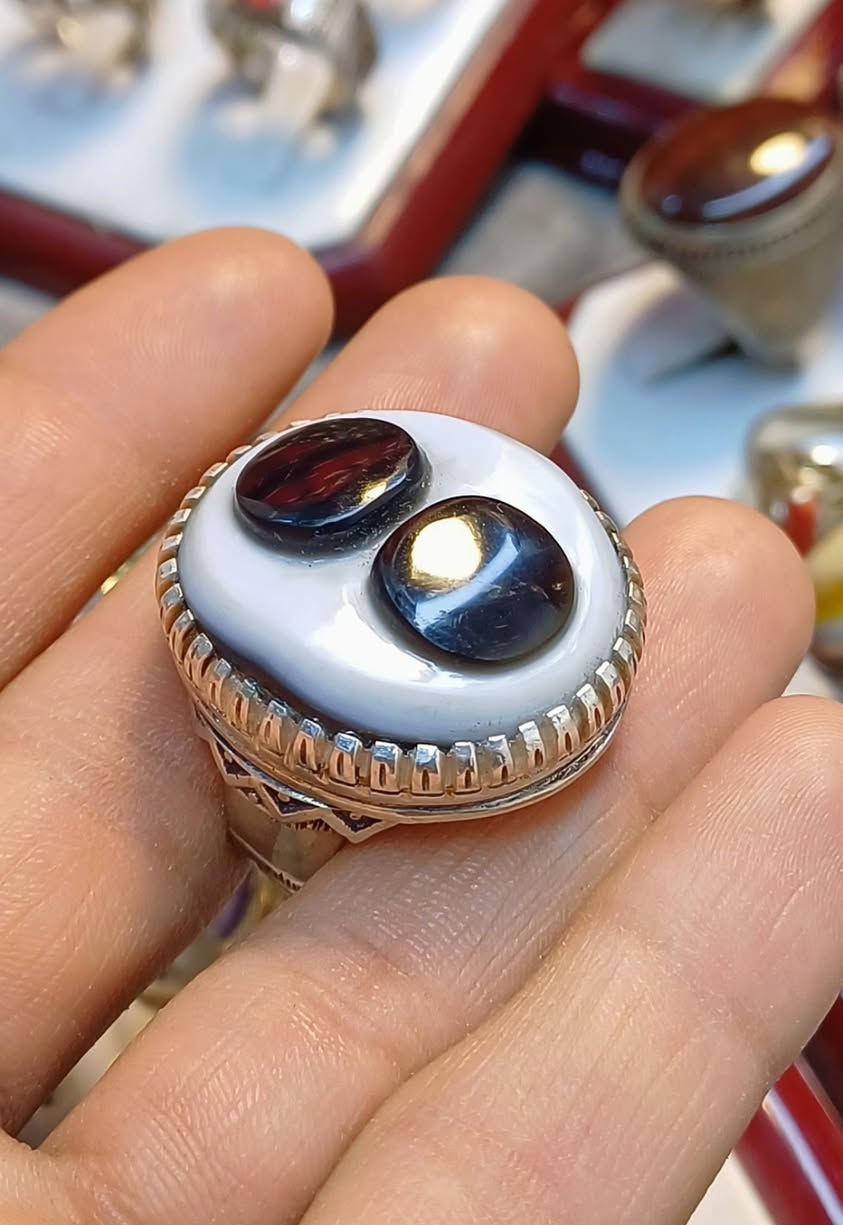 🌙✨ نوادر الجزع البقراني ابو العينين الصريحتين ✨🌙
• ⚫⚪ بلون طبيعي : أسود على أبيض بتناسق فريد
• 📏 حجم كبير يبرز فخامة القطعة
• 🛠 صياغة يدوية ب الكامل  ثقيلة و باسم الصائغ ( فرمان )
• 👑 قطعة نادرة و من النوادر 
📩 للتواصل على الخاص
📲 عبر الواتساب:
https://wa.me/9647719456977 
رمضانكم مبارك، وتقبل الله طاعاتكم 🌙🤍


**إذا كنت صاحب هذا الإعلان وتريد حذفه لأي سبب، رجاءا أرسل رسالة إلى الدعم الفني**