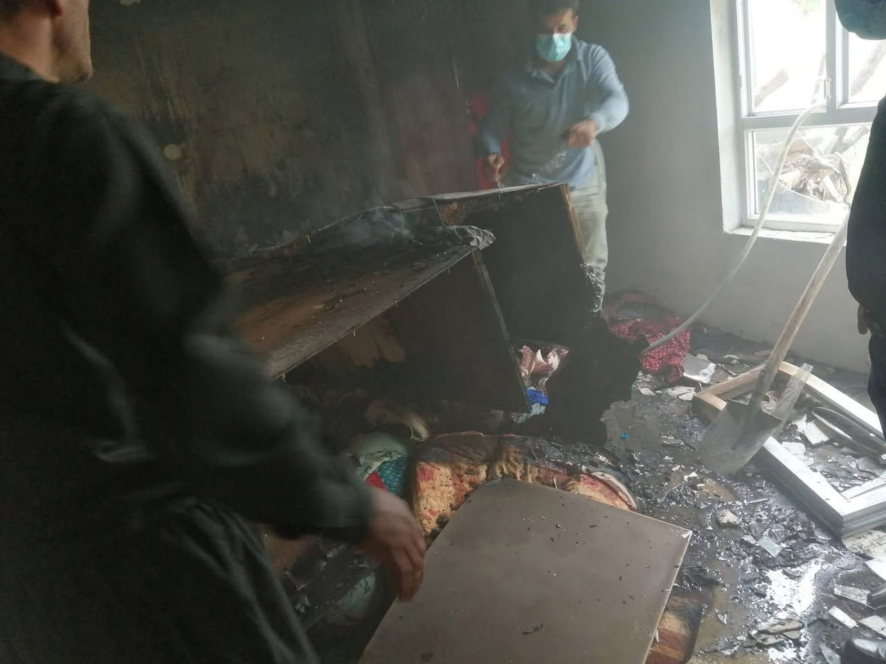 (هاوکاری مرۆیی،لێ قەومان و ماڵ سووتان)هاوکار بن
بە داخەوە نیوەڕۆی ئەمڕۆ ماڵی کاک بێتاوان، دانیشتووی گوندی شێرکاوە،باڵەکایەتی بە تەواوی سووتان و زیانێکی گەورەی ماددیان پێگەیشت.کاک بێتاوان خاوەنی چوار منداڵی قوتابییە و خێزانەکەی لە بارودۆخێکی ئابووریی سەختدا دەژین و هیچ جۆرە مووچە و داهاتێکی جێگیریان نییە. هەروەها، باوکی کاک بێتاوان کە تووشی نەخۆشی شێرپەنجەی سیەکان بووە بڕە پارەیەکی بۆ خەرجی چارەسەری و نەخۆشخانە بە ئەمانەت لەلای کوڕەکەی دانابوو، بەداخەوە ئەو پارەیەش لە ڕووداوی ئاگرکەوتنەوە سووتاوە.ئێستا ئەم خێزانە لە پێویستیان بە  هاوکاری ماددی  هەیە. بۆیە داواکارین لە هەموو خزم و هاوڕێ و دڵسۆز و خێرخوازان بە پێی توانا دەستی هاوکاری بۆ ئەم خێزانە درێژ بکەن، تاکو بتوانن لەم قۆناغە دژوارەدا دووبارە هیوای ژیان بگەڕێننەوە،ئەگەر کەمیش بێت هاوکار بن:
ئێف ئایبی،فاستپەی،کی کارد(***********)
ژمارەی خاوەن ماڵی سووتاو(***********)
