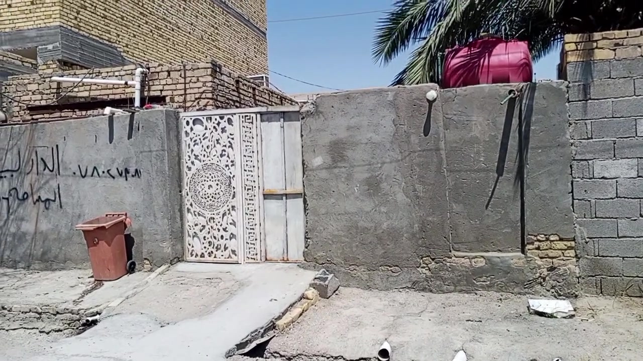 بسم الله الرحمن الرحيم
بيت طابو صرف للبيع 
المساحة 136متر  
بي غرفتين وستقبال 
ومطبخ وصحيات 
 موقع للبيت  صوب بني ركاب 
قرب جامع شيخ محسن 
وجه للبيت ع حديقه او 🏞
سعر وباقي تفاصيل 
*********** 
مكتب الامير للعقارات  🏫
