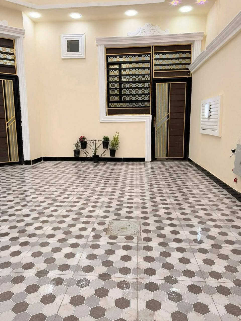 مساحه 210
سعر  120وبي مجال 
غرف2
صاله نسائيه 
صاله بيت
مطبخ حار وبارد
ديوان كبير
خدمات ماي وكهرباء
العنوان ابو الخصيب كوت ثويني يم جامع تقوى  لتواصل ***********
