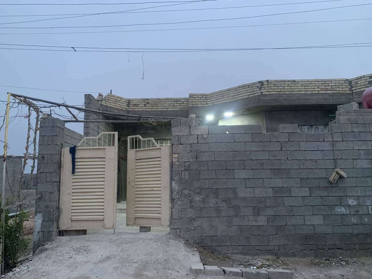 للبيع أو مراوس  بيت 200متر  بناء كامل قرفتين صاله مطبخ استقبال منوريين  +حمام طرمه مساعه جبيره  بياض لبخ  كامل جنس العقار طابو زراعي مكان البيت النعيميه قرب محطه الجوهره قرب أسواق النخيل  للستفسار ***********
