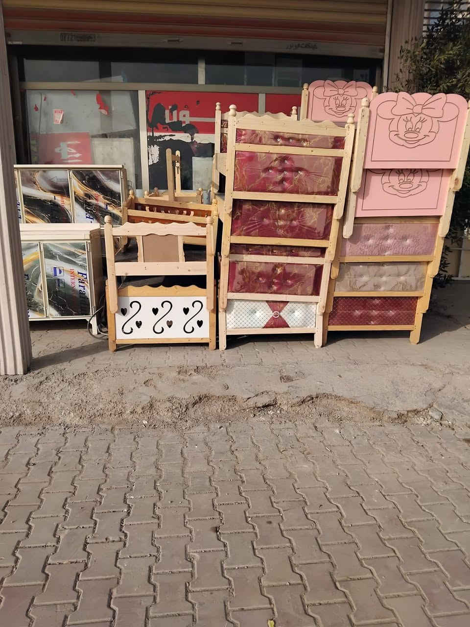 السلام عليكم 
سرير ابو دوشمه ودبل دوشمه حطاطه جديد سعرهن من ٤٥ إلى ٦٠ 
جزامه حجم كبيره سعر ٦٠ حجم صغير ٣٠
مصليه جديد سعر ٣٠ نهايته 
مكان بعقوبه شارع تحرير بهرز مجاور قاعات بيانو مقابيل مستشفى الحياه استفسار *********** يوجد خدمه توصيل
