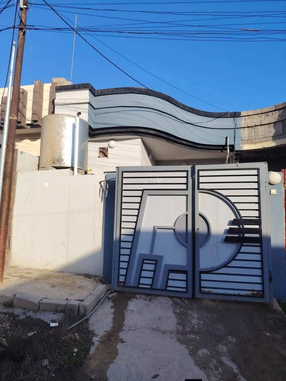 دار للبيع حي الانتصار شارع 60من جيهت الميثاق مساحه ١٠٠متر غرفه نوم هول استقبال مشتملات مطبخ سند طابو الزهور شرط التحويل الدار حاليا مئجر ٢٠٠ ألف السعر 55 مليون وبي مجال الاستفسار  للعقار الاتصال على الارقام التاليه
***********
ونتصل على هذا الرقم بو واتساب
