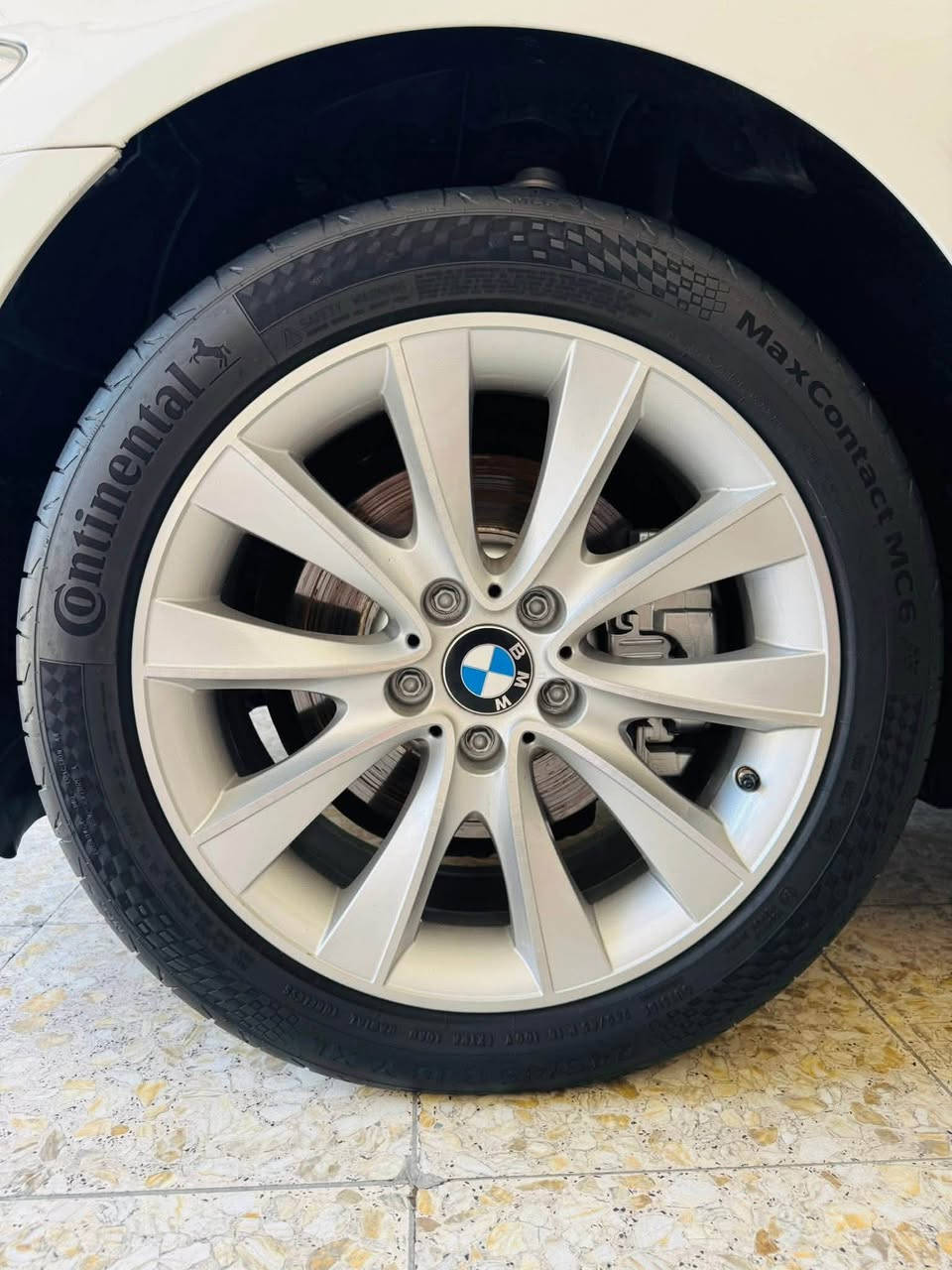 ‏اللهم صل على محمد وآل محمد
‏السلام عليكم
*********** 
البيع.        ‏BMW.            
F10   - 2011 -     528
‏مكينة    52 N￼. المرغوب بدون تيربو تنفس طبيعي
‏السيارة فول مواصفات 
‏كاميرات 360 درجة 
‏داخل قر ميدي
‏ماشية 178 
‏أبواب شفط 
‏وباقي المواصفات معروفة 
مكان السياره البصره 
السعر 198
