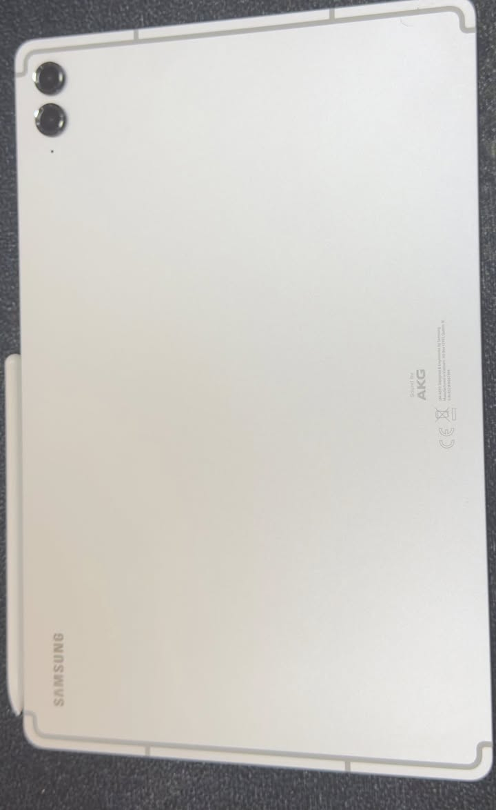 تاب SAMSUNG S9 FE PLUS
يدعم 60 فريم 
الشاشة: 12.4 إنش 
المعالج: Exynos1380
الذاكرة:256GB
القلم: S Pen 
الشحن: 45W
مقاوم للماء والغبار IP68
البطارية: 10090mAh
السعر  600 وبي مجال 
للتواصل واتس ***********
مكاني بابل
