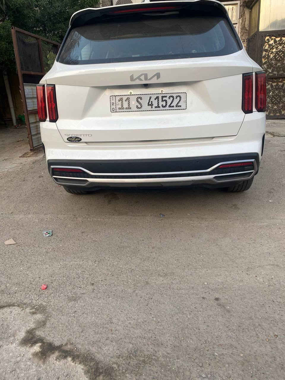 سلام عليكم سيد هذه تفاصيل السياره 
للبيع سورنتو 2023 /خليجي / رقم بغداد انكليزي/ الموقع بغداد 
السياره ضمان الشركه الدوليه

((مواصفات السيارة ))
*ماشيه(((17الف))) يعني ززززززيرو
محرك//6سلندر 3.5لتر
اربع وضعيات قياده Ece-tcomFoR-smdt-cpot-
بصبة تشغيل+بصمهابواب+تشغيل عن بعد
*بانوراما
*كير موس
*مثبت سرعه
*سايد بريك بصمه
*حساسات اماميه خلفيه 4 جهات
*ضوئيه زينون+LED+كاشفات
*باك لايت LED 
*كامرا/360درجه/ دواره
*شفتان مقود
*شاشه كبيره نكفيشن
* اضاءه داخليه هادئه لمس ( الاضاءه ثلجيه امامي خلفي من جانبين الكراسي الخلفيه)
* مقاعد مخمل ( كهربائيه) مغلفه الارضيه )
*شاشه لمس تبريد 
*ثلاث قطع تبريد 
*نظام -مانع انزلاق+نزول منحدرات
*اشاره بالمري الجانبيه
*منفذ طاقه + شاحن لاسلكي 
* صندوق كهرباء 
*دشبول ((( مطعم صاج اصلي موضح بالصور )))
بعد بيه مواصفات اكثر 

ملاحظه????
السياره مكفوله ((( عدا باردين في الباب اصلا اثر طعجه صغيره جدا قدر اقل الاصبع ((( بالصندوق ))) 
سياره جديده لانه ماماشيه مال بيت لجناي 
((((علما بها سونر جديد مرفق بالصور ولحب يوديه سونر نحن بالخدمه ))))

للاستفسار/ متواجد على الواتساب 
***********
