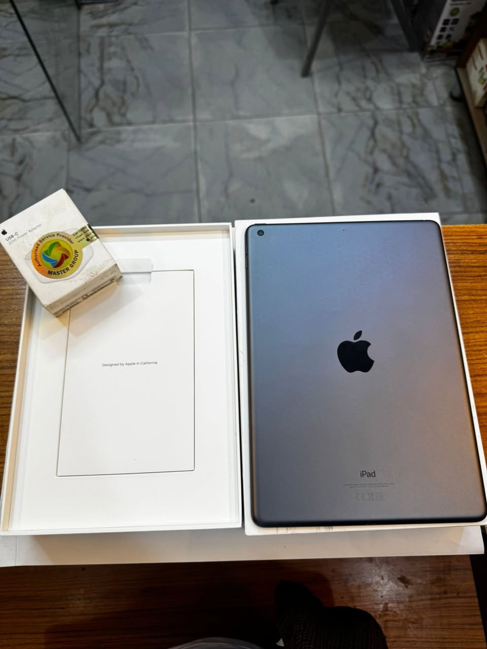 ايباد 9 ذاكرة 64
نضافة 100‎%‎
استخدام قليل 
كامل ملحقات الاصلية 
السعر مناسب 
***********
العنوان القطاع شارع السوك مجاور عوينات الكرار 
مركز الشمس
