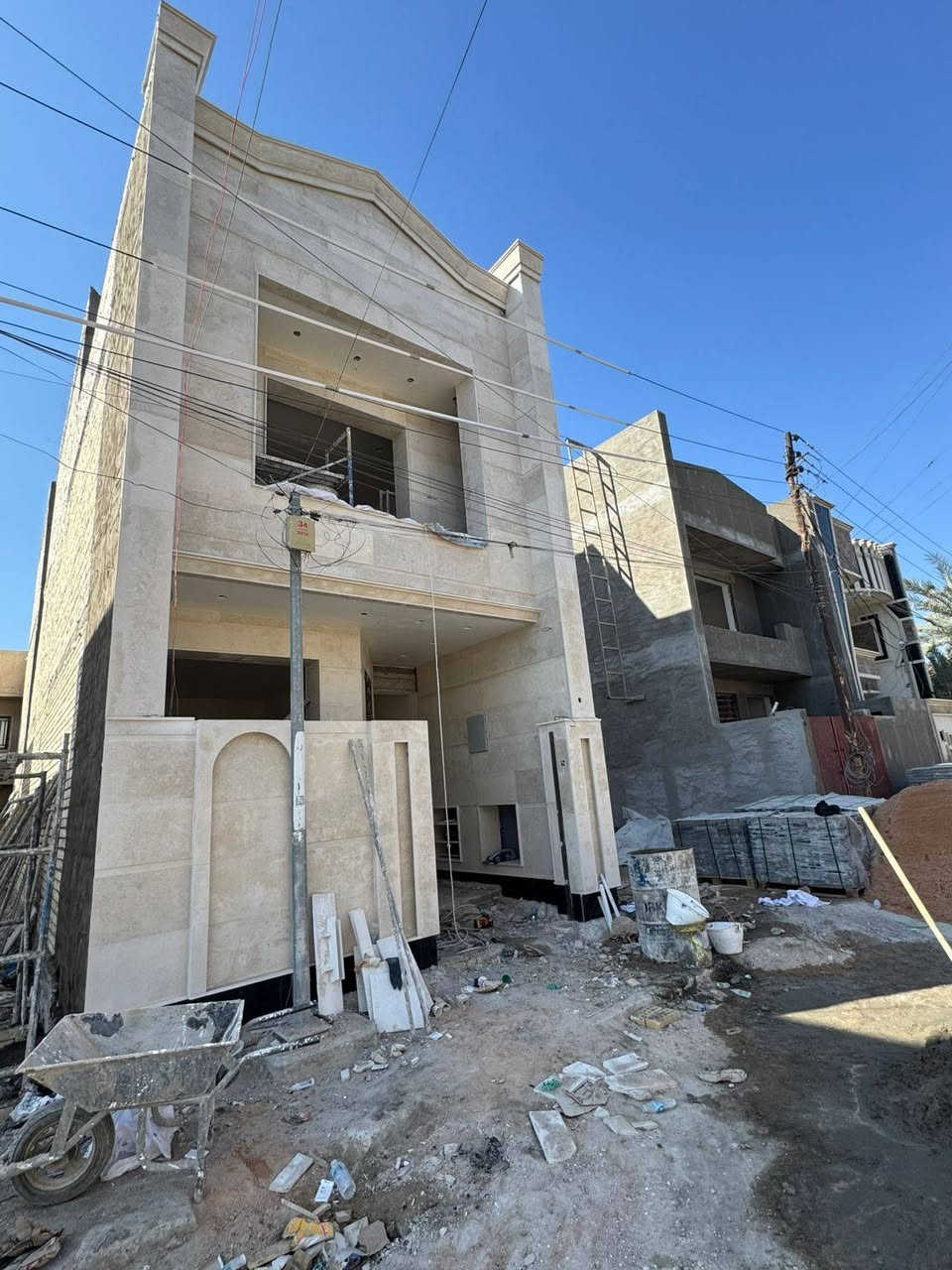 السلام عليكم
دار للبيع 100م 20x5 متر 
ثلاث طوابق يحتوي على (4نوم كبيره )

نوكراج وصالة و ومناور عدد(1) وصحيات عدد(3)و بلكونة و بيتونه طابق الثالث وسطح 
امامي وخلفي البيت بناء حديث 2025زيرو  غير 
مسكون. البيت نضام كامرات و ستلايت و نضام سبالت دفن 

الألمنيوم تركي مقطع ثقيل
البيت بناء درجه اولى 
مستقل غير مشترك 
ديكور جبس بورد الصاله 
مغاسل ديكور كاونتر تركي 
(بغداد حي الجهاد منطقة المخابرات مربع 300خلف جامع محمد رسول الله )

استفسار اتصال او (متوفر واتساب)
      ***********
