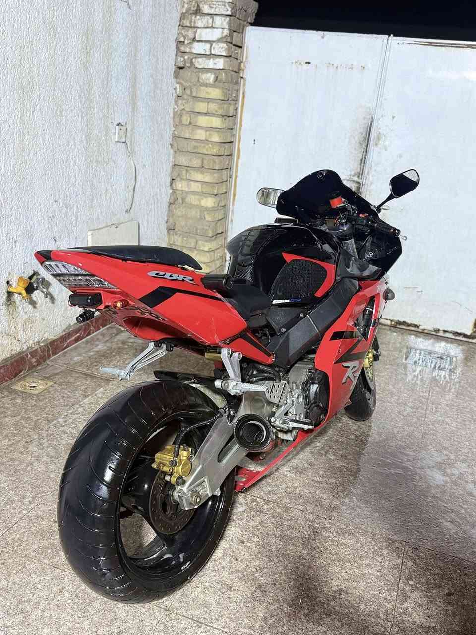 السلام عليكم
بطح دفل cbr 

دراجة ضيفة ما عوزهة شي 

1-منظومة كامرات امامي خلفي 

2- تخم تاير امامي خلفي جديد صالي شهر شادهن 

3- تخم بلكات جديد NGK

4-ادامة نوزلات كاملة

 5- عليهة اكزوز رياضي  SC

6 - منظومة زنون 

7-دراجة مفتوحة خانة وحدة فقط اكفلك البقية 

8 -دراجة اوراق يعني مدفوع كمركة باقي على الترقيم 

ابيعلك كفاله سرقة 

تجي و اشوف احلة من الصور الدراجة تاركهة بل بيت ومعتني بيهة بسبب عدم التفرغ 

سعرهة مليونين و 400

وبيهة مجال 

تجي تفحص و تاخذ من الباب 

وهاذ مو سعرهة 

مكان ميسان

*********** 

الشراي يدلل
