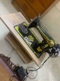 مكينة خياطة • مستعمله • عليها مجال