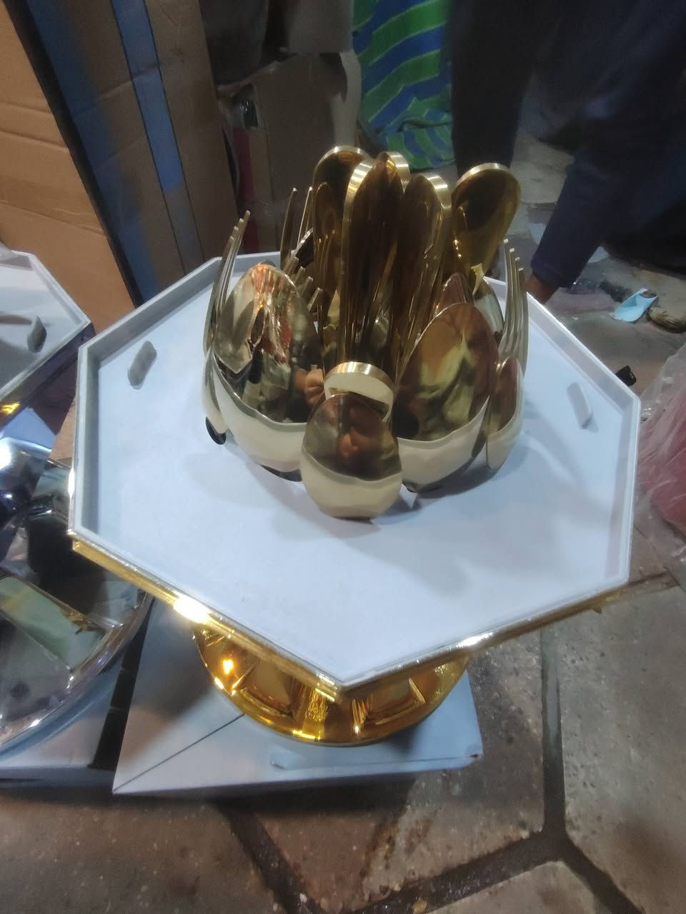 عرض خاص حماله مع خواشيك حجم كبير 24قطعه اصليه مذهبه سعر 15000جمله فقط وتساب ***********يوجد توصيل مجاني
