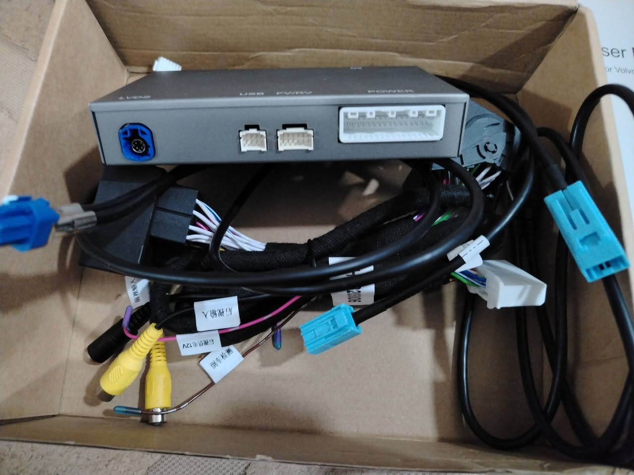 هذا النوع من الأجهزة (VLV8816) مخصص بشكل أساسي لسيارات فولفو (Volvo) التي تأتي بشاشات مقاس 7 بوصة، وتحديداً الموديلات التي أُنتجت بين عامي 2015 و2017.
يركب هذا الجهاز عادةً على الموديلات التالية من فولفو:
​Volvo XC60 (موديلات 2015 - 2017).
​Volvo S60 / V60 (موديلات 2015 - 2017).
​Volvo XC70 (موديلات 2015 - 2016).
​كيف تتأكد أنه يركب على سيارتك؟
​حجم الشاشة: يجب أن تكون شاشة الوكالة الأصلية مقاس 7 بوصة (وليست الـ 5 بوصة الصغيرة).
​زر الـ Globe: عادةً ما تحتوي السيارات المتوافقة على زر في الطبلون عليه صورة كرة أرضية (Internet/Web button).
​نظام Sensus: الجهاز مصمم للعمل مع نظام "Sensus Connect" الخاص بفولفو في تلك الفترة.
​لماذا يُستخدم؟
​الغرض الأساسي من هذا الجهاز هو إضافة ميزات حديثة لشاشتك القديمة دون تبديلها، مثل:
​CarPlay (لهواتف الآيفون).
​Android Auto (لهواتف الأندرويد).
​إمكانية إضافة كاميرا خلفية إذا لم تكن سيارتك تحتوي على واحدة.


**إذا كنت صاحب هذا الإعلان وتريد حذفه لأي سبب، رجاءا أرسل رسالة إلى الدعم الفني**