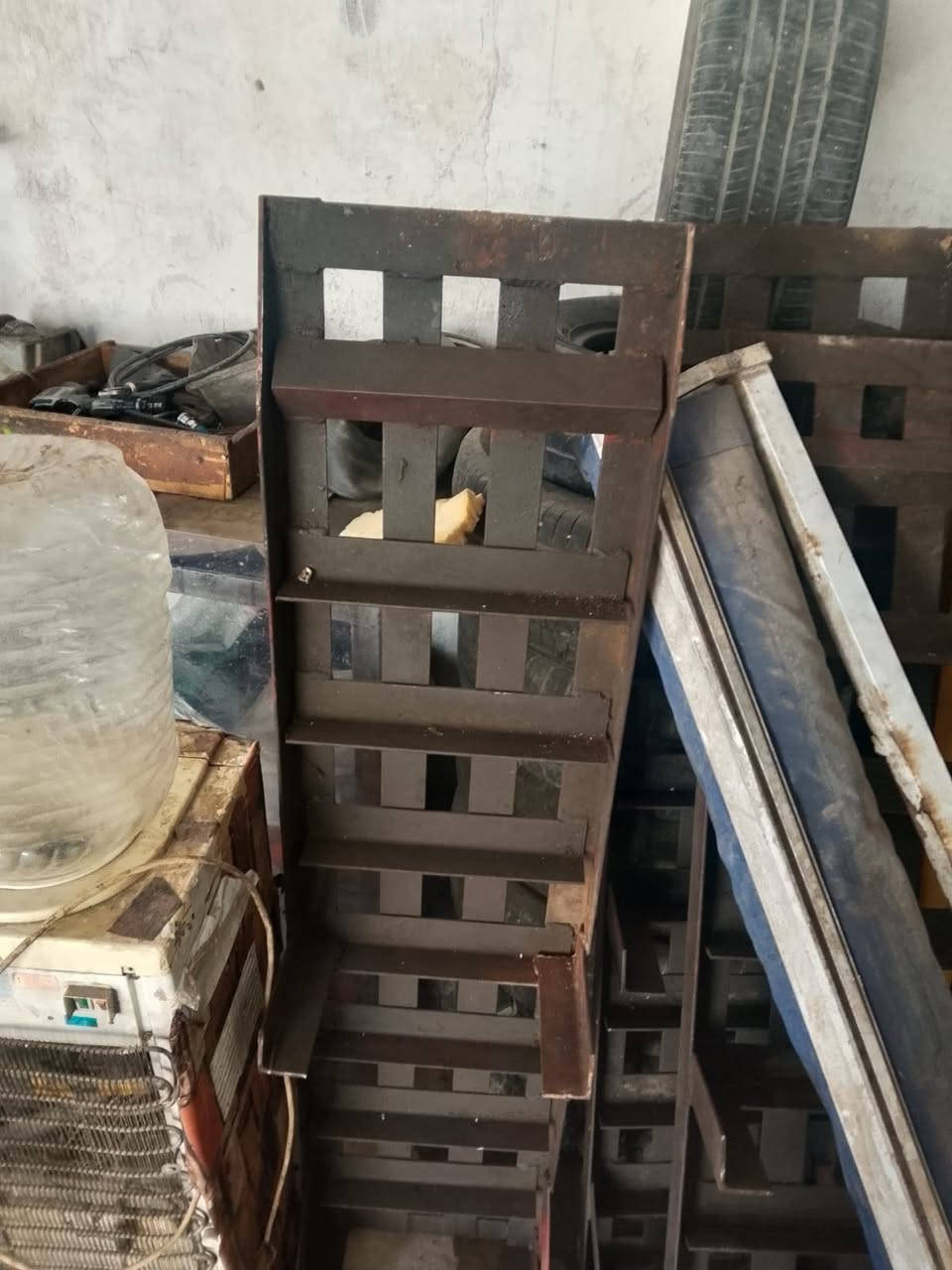 السلام عليكم كمبريسر كهرباء بانزين شغال البطل بي زرف صغير مع رمباات حديد عدد4 للبيع السعر 500 وبيهن مجال حك الجيه العنوان بغداد جديده للاتصال على الرقم ***********
