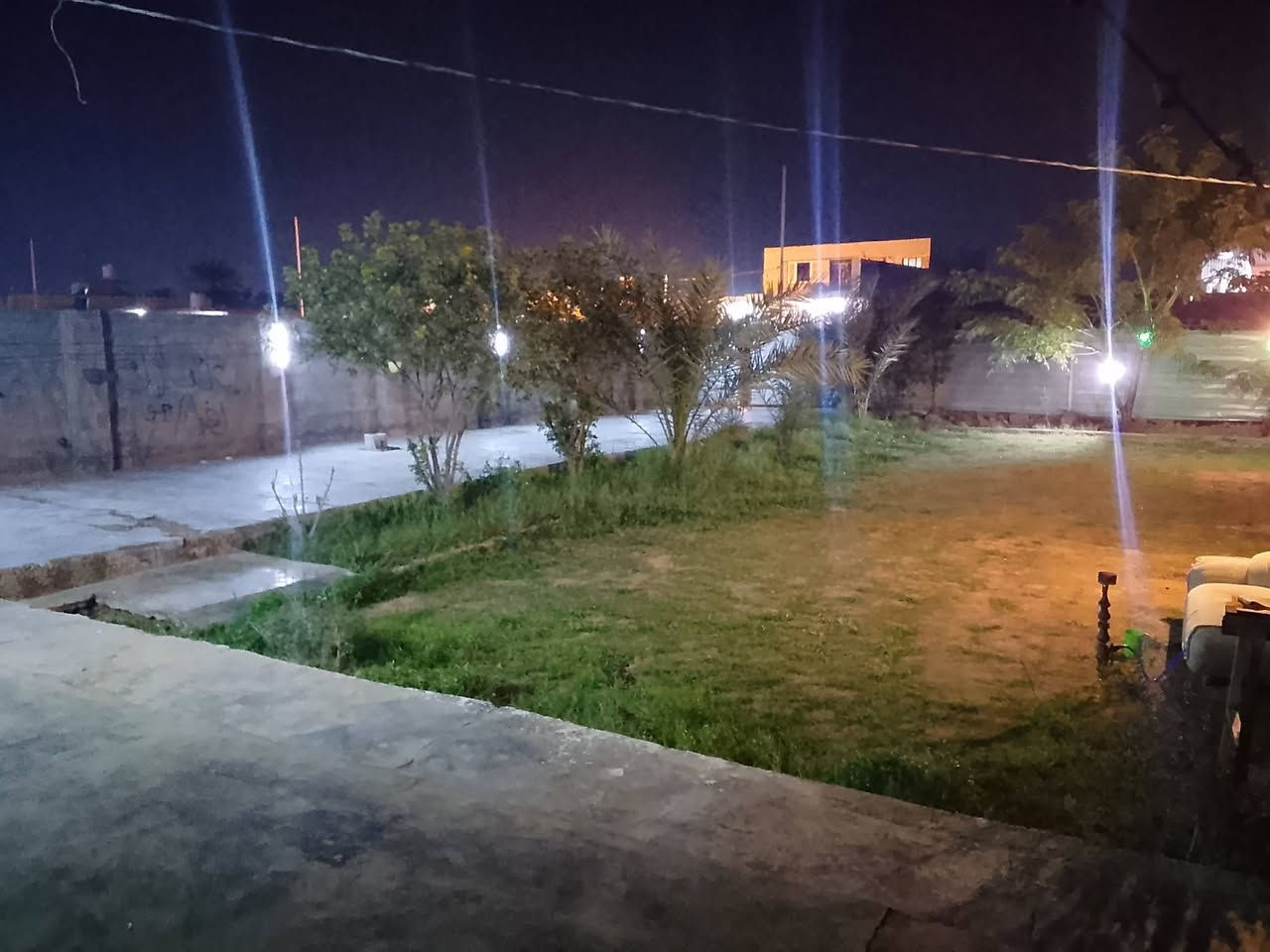 السلام عليكم بيت لبيع عبور الجسر الفرنسي قريب على السيطرة الاتحادية يبعد عن الشارع العام مسافة المساحة الكلية 625 خدمات تبليط وكهرباء البيت كامل من كلشي ومرتب رقم ***********
