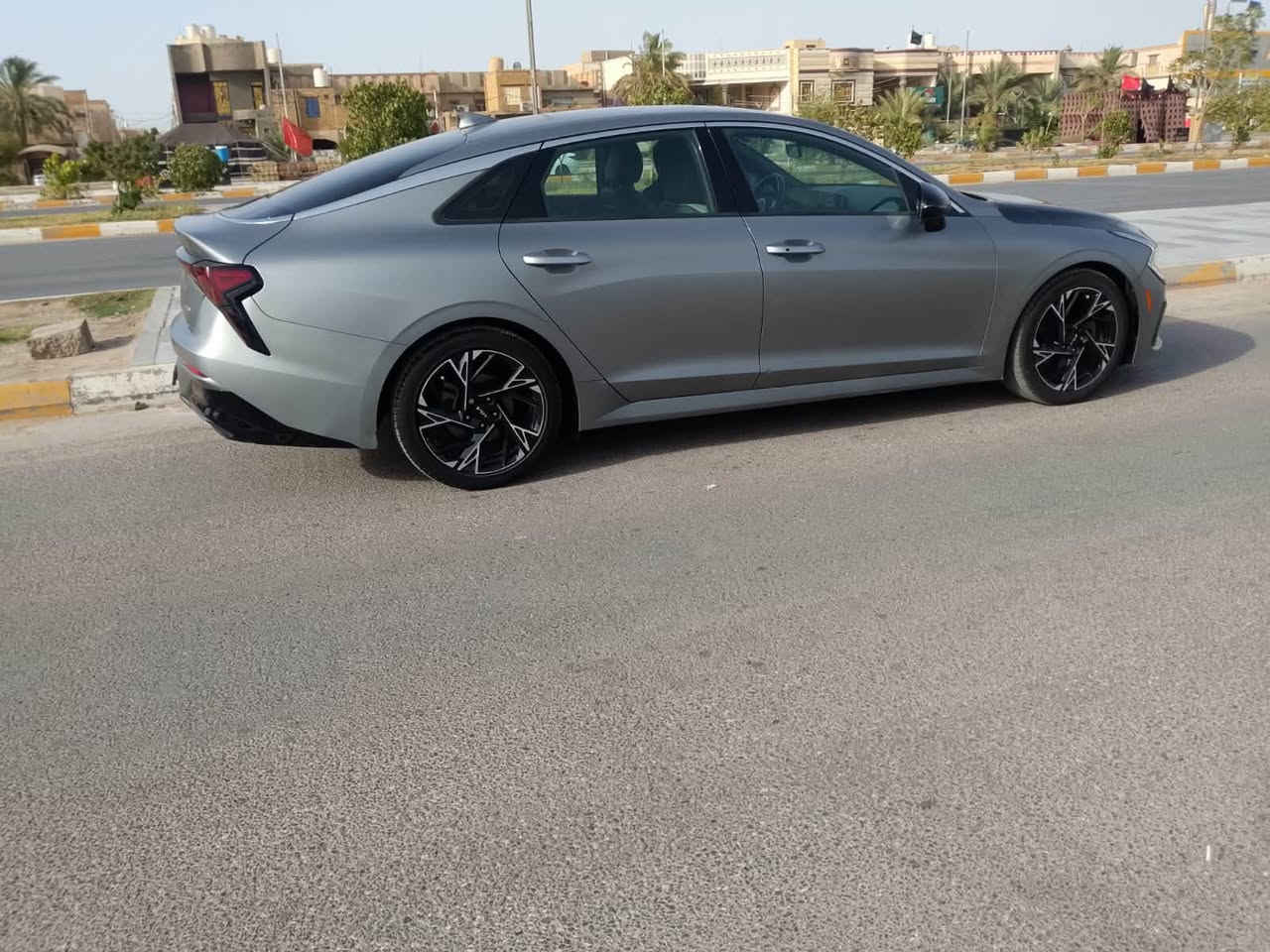سلام عليكم سيارة K5 للبيع 2025 ماشيه 60 الف مبدل بيها جاملق امامي جهه السايق والبنيد بدون دواخل  رايدها 170 وبيها مجال العنوان ناصرية مركز رقم صاحب السيارة ***********    ***********

