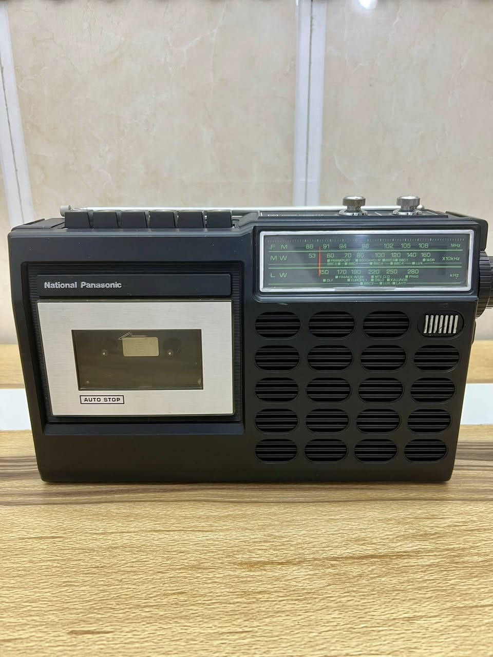 بعد اذن الآدمن
مسجل راديو ناشيونال باناسونيك ياباني الصنع ١٩٨٠
يعمل على الكهرباء المباشر او محولة خارجية ٦ فولت غير مرفقة معه او بطاريات كبيرة عدد ٤
ثلاث موجات راديو Fm-Lw-Sw
نسبة نظافة الجهاز ٨٥ ٪؜
للحجز مراسلة الصفحة او مراسلة واتساب على الرقم ***********
#الجميع
