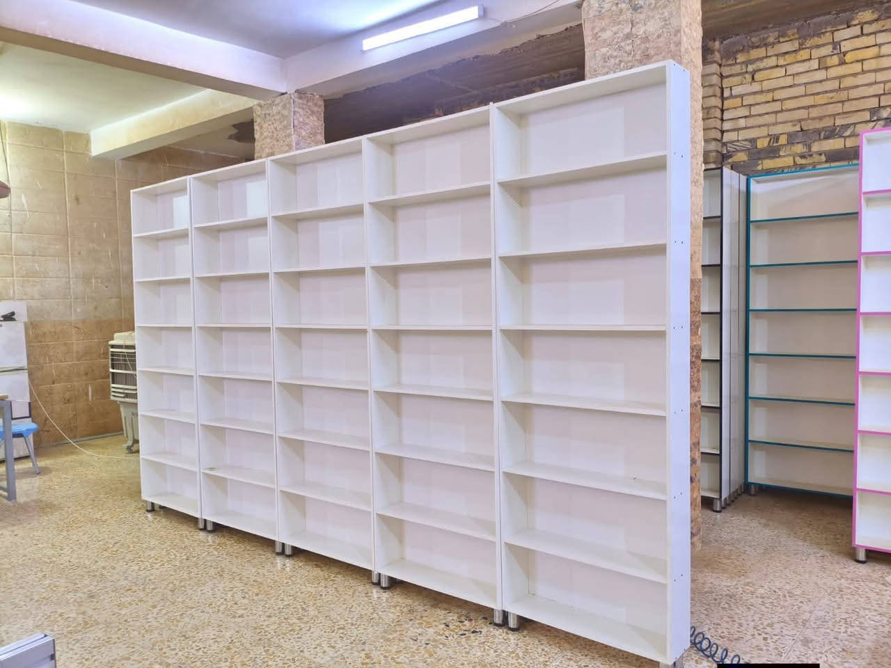 الى اصحاب المحلات التجارية و الاسواق و المكتبات و المذاخر و الصيدليات 
توفر لدينا رفوف و فاترينات للعرض و الخزن
لها خاصية تحمل الاوزان الثقيلة
 خشب MDF  صبغ حراري ضد الماء و الرطوبة 
صناعة تركيه 
بقياسات وموديلات مختلفة
تتوفر كافة القياسات و الموديلات 
للتواصل والحجز الاتصال على الرقم *********** واتساب
