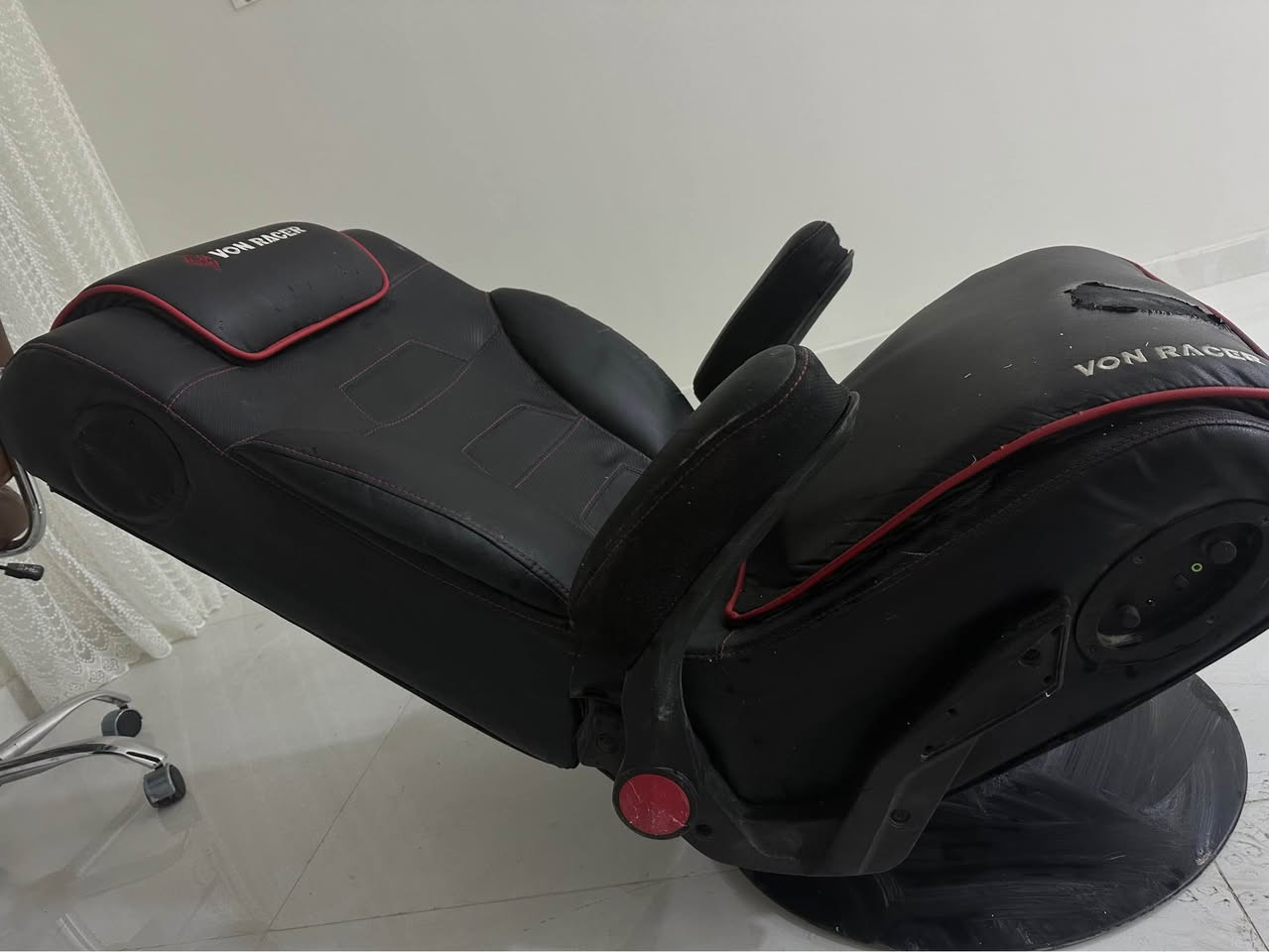 • التصميم: يسمى "Rocker" لأنه يوضع مباشرة على الأرض (أو على قاعدة دائرية قصيرة) ويسمح بالهز للأمام والخلف، وهو مخصص بشكل أساسي لمحبي أجهزة الكونسول (PlayStation و Xbox).
• نظام الصوت: الكرسي مزود بنظام صوتي مدمج (سماعات جانبية ومضخم صوت "Subwoofer" في الخلف) لتوفير تجربة لعب محيطية.
• الخامة: مغطى بجلد (PU Leather) مع تطريز أحمر.

السعر 
٧٥ الف
***********
بصرة البصرة, العراق
