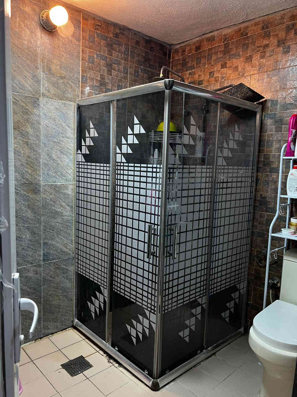 دار للبيع في حي ميسان منطقه 15شارغ 8 قريب مدرسه رشيد الهجري موقع مميز المساحه 133 متر واجه سته ونص شغل جناي صب درجه أولى مسلح بناء حديث طابق  واحد يحتوي على غرفه وصاله ومطبخ مفتوح على صاله وصحيات داخليه وخارجيه وكراج سياره واسع السعر 155 مع المجال للأستفسار الأتصال برقم الجوال الكوفي للوساطة العقاريه ***********
