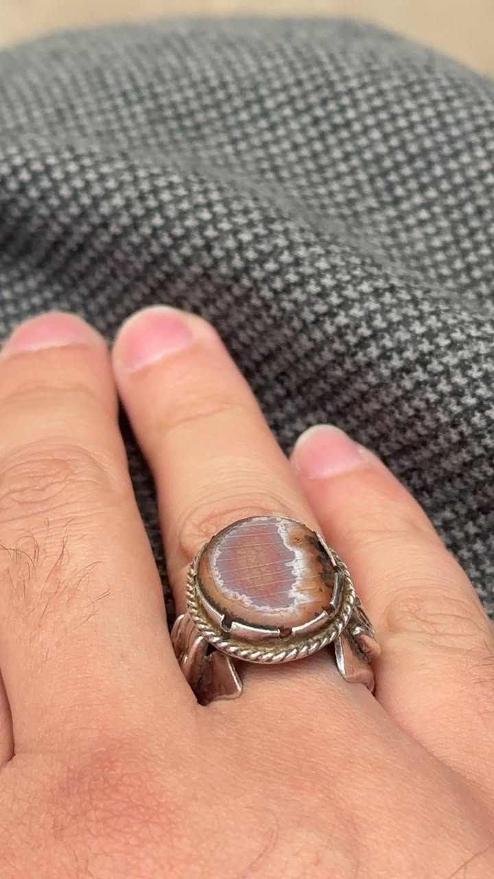 عقيق صمصام منقوش المثمن السليماني
صياغه ثقيله فضه الف عراقيه يدويه  
تفاصيل خاص او ع الرقم 
***********
