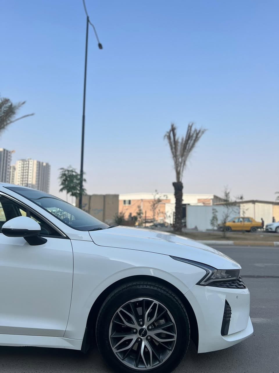 السلام عليكم k5 للبيع
موديل 2022 خليجي 
فول مواصفات عدا بنورامه 
بيه صبغ الهلال الخلفي فقط 
أثر شخط بسيط 
الباقي كفاله حته الدعاميات 
رقم  دولي بسمي 
شرط التحويل او الوكالة 
مواصفات بصمه 
شاشه كبيره 
بصمه ابواب 
ترحيب 
تشغيل عن بعد 
كأمره امامي وخلفي 
حساس امامي وخلفي 
لد امامي بلاجكتور 
مثبت سرعه 
تبريد خلفي 
تبريد لمس 
انضمت قياده 
كشن كهربائي وجلد بيجي
محرك 2000 دوش 
محرك شرط ما مفتوح بيه برغي 
جاهزه من كلشي كير ومكينه 
وحداديه وتبريد ثلج تخم تاير جديد 
دواخل وضع الشركه 
سنويه جديده هزه جديده 
السعر 187 وبيها مجال بسيط 
مكاني بغداد حي الجهاد  
للأستفسار
***********
