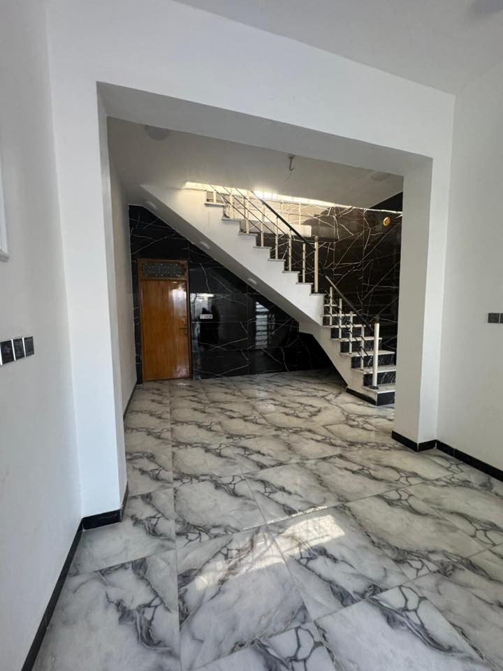 بيت للايجار بناء جديد مساحة 100م في حي المكرمة
بناء جديد غير مسكون 
طابق ونص 
الطابق الارضي يتكون من استقبال وصاله ومطبخ وغرفه وحمام وصحيات 2 داخل البيت وخارجيه
الطابق الاول يتكون من غرفه وصاله وصحيات 
العنوان: 
 حي المكرمة يم المدرسة الصينية بالضبط خلف انشائية الخفاجي موقع راقي وقريب عليك كلشي السعر 500 قفل 
للاستفسار اكثر الاتصال على الرقم بي واتساب 
***********
