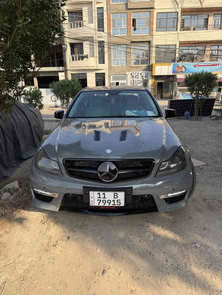 السلام عليكم
C 2008
محرك ٦ سلندر
مصبوغة عام تغير لون. لونهة الاصلي سلفر 
بدون حادث  وارد المانيا
سعرهة. 120 ومابيهة مجال لان متسوة

***********
