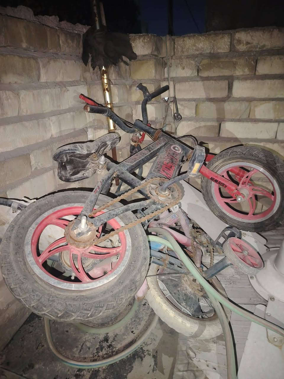 مجمدةحجم كبير شغالة مكيف عدد ٢ شغالات بس واحد يفصل نص تخم حلو ونضيف كلش ميز طعام نظيف مبردات شغالا برفاب كاملات بايسكلات مولد ودراجه شحن شغالات بس متروك وتنور وباقي اغراض أيضا اتصال أو مراسلة واتساب ***********
