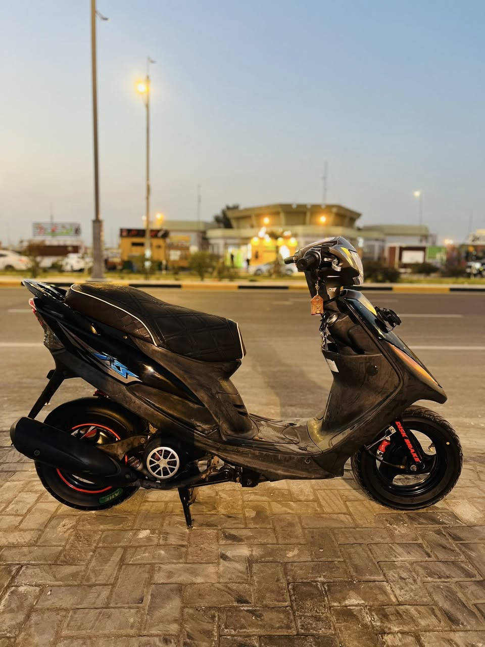 سلام عليكم
دراجة ماكس عدله
اللون اسود + ذهبي 

ختم واحد مع المكينة 
موديل 2006 رمبه + وصل الشراء ✍🏼

شلعة ومعدل 💯 كهربائيات شغال 
سلف هندر  عينه لايت 💡

للاستفسار : ‭***********
العنوان " الحكيمية مقابل النافورات📍

1_كشن 4 ولفات
2_ قبق عمبار كوسو
3_ يدات بريك كوسو
4_ قبضات بانزين كوسو
5_ قبق فلاوين توبو نيكل 
6_ ملقط ان سي واي كرزي  
7_ قطرة ان سي واي 7 ألوان 
8_ غلاف ذيل كاربون فايبر
