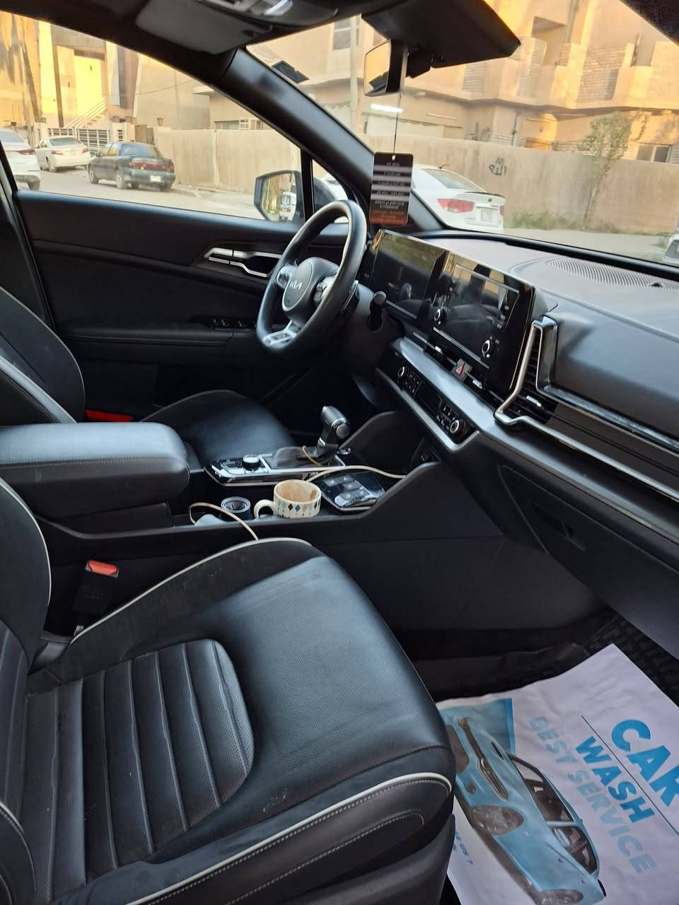 السلام عليكم 
كيا سبورتج ٢٠٢٤ وكالة الدولية وضمان الدولية جيتي لاين يعني ميحتاج اشرح مواصفاتها لان اعلى فئة بالسبورتج ومواصفاتها متخلص محركها ٢٠٠٠ دوش السيارة جديدة ماشية ١٠ الاف كيلو ومكفولة من كلشي كير ومحرك وكشر وكلشي عدا شخطين خفيفات جدا ع كد شبر بالجاملغ خلف السايق مرقمة وسنويه باسمي مكان السيارة بغداد الاتصال على الرقم ***********
