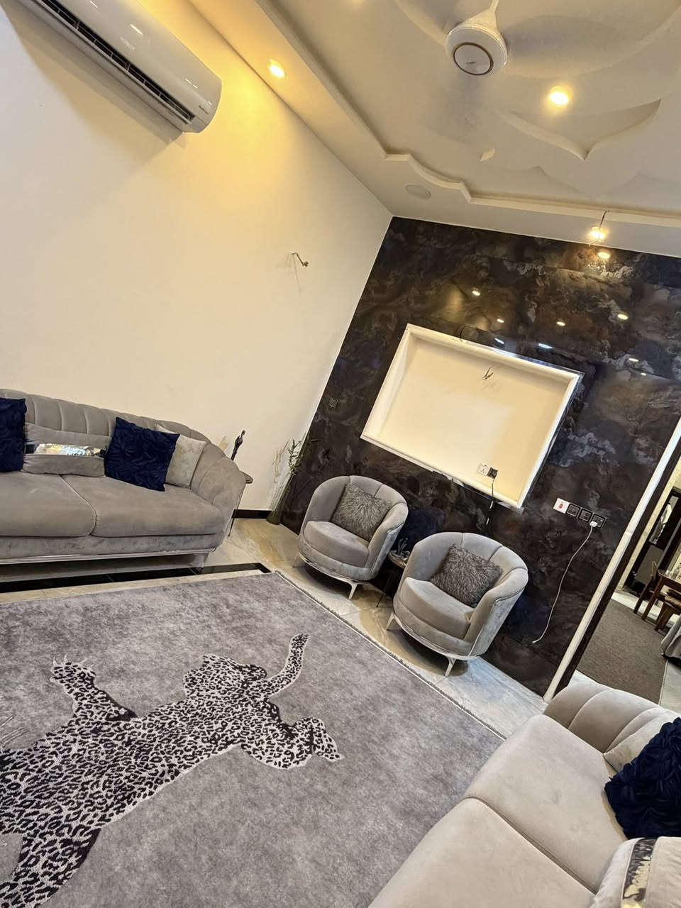 دار للبيع 150متر يحتوي على 3غرف نوم وحولي كبير واستقبال وكراج و4صحيات وسطحين في السريدات مدخل الخفاجات فرع هادئ جدا للاستفسار الاتصال ***********
