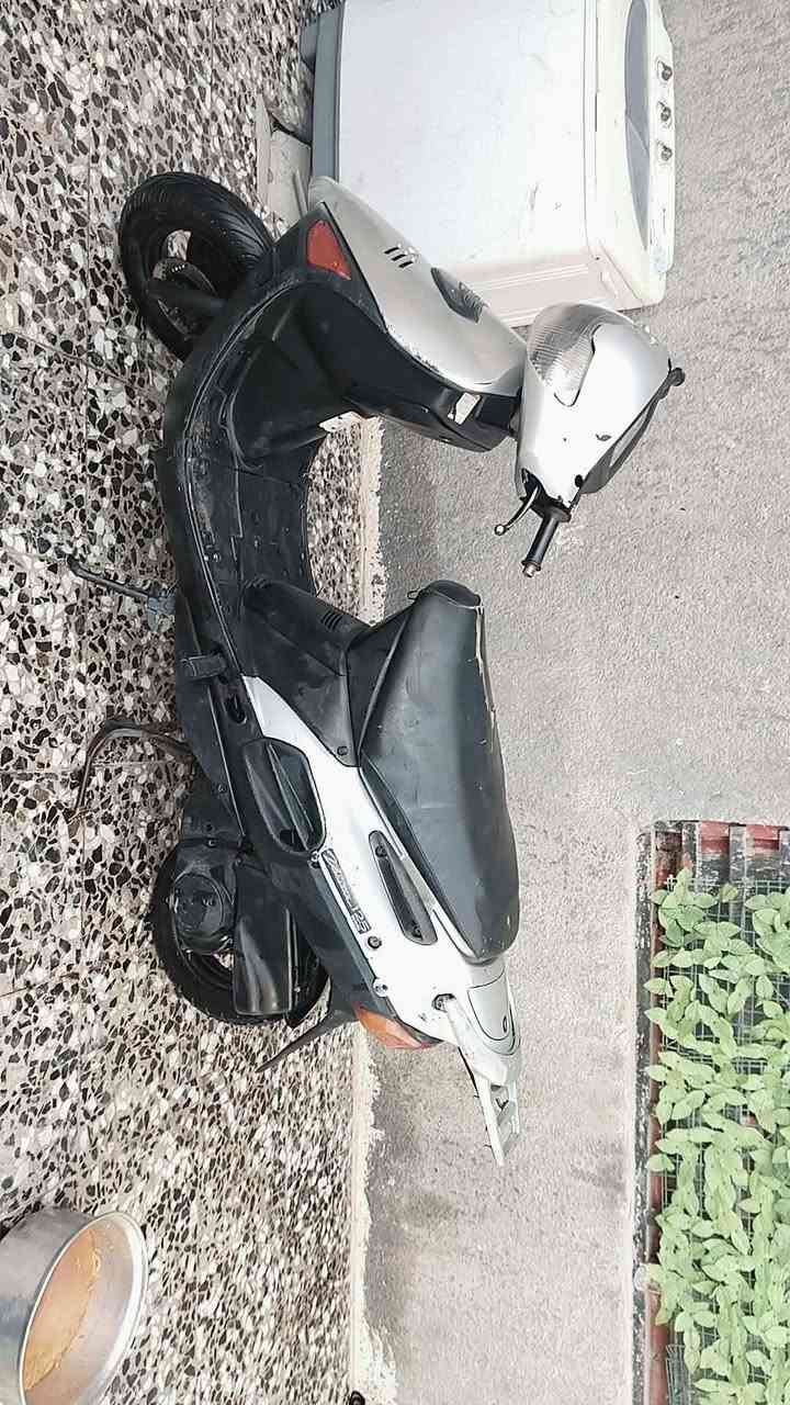 سلام عليكم دراجة لبيع دراجه نضيفه كلشي شغال بيهاصلف كهربيات شير ليريدها بي خير ويدلل سعر 400وبيهاًمجال ***********
