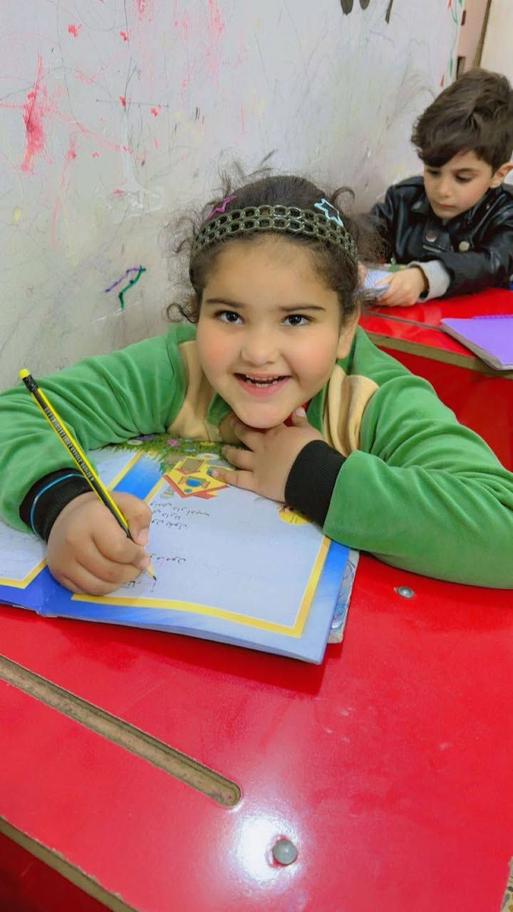 طلاب الصف التمهيدي
اثناء كتابة الواجب

#شعارنا #لسنا #الوحيدون #لكننا #نطمح #ان #نكون #الافضل
ناحية الوحدة - سيد عزال - خلف مدرسة الحليم الاهلية
للاستفسار ***********
